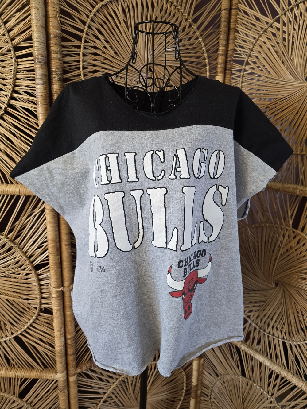 📣 Chicago Bulls Boxy Crop Short Sleeve Tee - Gray & Black